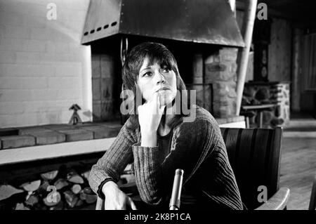 Røros 19721209: L'acteur Jane Fonda est à Røros pour jouer Nora dans le film "A Doll's House". Ici, elle est interrogée par le courant, commentant la guerre des Américains au Vietnam. Photo: Ivar Aaserud / courant / NTB Banque D'Images