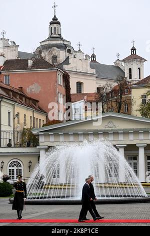 Roi Philippe - Filip de Belgique et de Lituanie Président Gitanas Nauseda photographié lors de la visite officielle du couple royal belge en République de Lituanie, lundi 24 octobre 2022, à Vilnius. BELGA PHOTO DIRK WAEM Banque D'Images