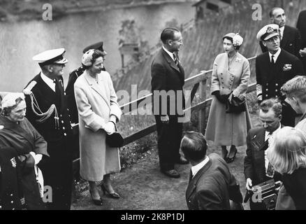 Oslo 19550624. La reine Elizabeth II lors d'une visite d'État en Norvège. La reine Elizabeth avec son mari le prince Philip visite Holmenkollen. Ici, nous voyons Einar Bergsland les montrer autour de la colline de saut. Photo: Archives NTB / NTB Banque D'Images