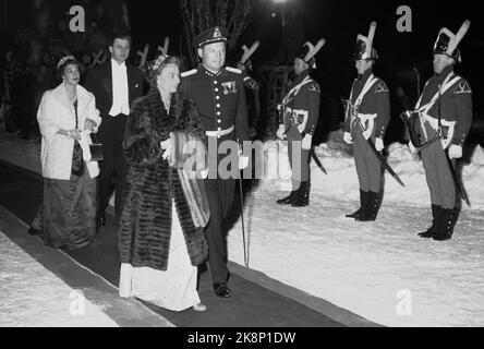 Asker 19610112. Mariage de la princesse Astrid. Les invités quittent l'église. Voici la princesse Ragnhild Mme Lorentzen et Erling Lorentzen. Photo: NTB / NTB Banque D'Images