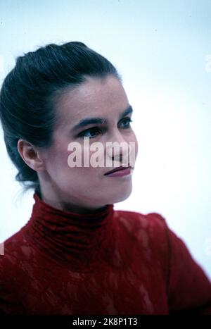 Hamar 19940225 OL Lillehammer-94, patinage artistique, femmes gratuites dans l'amphithéâtre olympique de Hamar. Katarina Witt attentionnés après sa chorégraphie gratuite au programme « Where Hare All the Flowers Gone », elle a consacré ses efforts aux gens difficiles de Sarajevo, où elle a gagné son premier or olympique en 1984. Photo: Johnny Syversen / NTB Banque D'Images