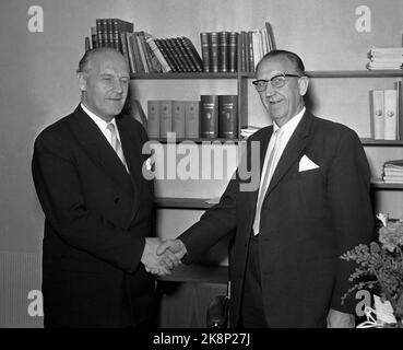 Oslo 19651012 changement de gouvernement. Le gouvernement Gerhardsen prend sa retraite et le gouvernement Borten prend la relève. Voici un changement au ministère de l'Agriculture. Bjarne Lyngstad (TH) prend la relève après Leif Granli. Photo: NTB / NTB Banque D'Images