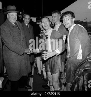 Oslo 19681027 le Lyn football Club a remporté le « Double » en 1968. Ici, de la finale de coupe, où Lyn battit Mjøndalen 3-0. Le capitaine de l'équipe Andreas Morisbak reçoit la coupe du roi d'un roi Olav souriant. Photo: NTB / NTB Banque D'Images