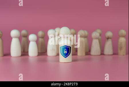 Le chef protège son équipe avec une position défensive. Assurance vie, service à la clientèle, service aux employés. Sécurité et sûreté dans l'équipe d'affaires, Human RE Banque D'Images