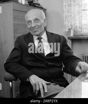 Oslo juin 1959 politicien Martin Tranmæl (1879/1967) Tranmæl était une figure centrale du Parti travailliste norvégien et de l'Organisation nationale. Voici une situation d'entretien souriante avec Tranmæl. Photo: Børretzen / courant / NTB Banque D'Images