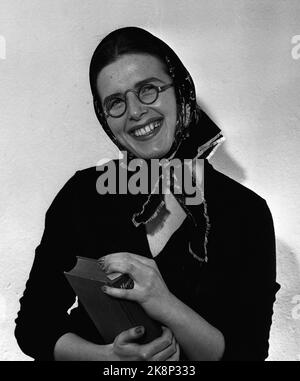 Oslo, 1957. Lunettes. Ici, May Behrens, 19 ans, pose avec une sélection de verres. Ici avec une paire de lunettes étendre le nez. Les lunettes appartiennent à Brinck-Mortensen. Photo: Sverre A. Børretzen / actuel / NTB Banque D'Images