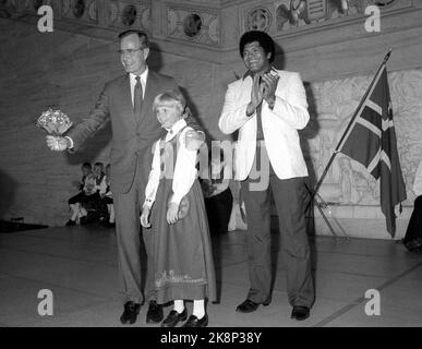 Oslo 19830629. Le vice-président américain George Bush lors d'une visite officielle en Norvège. Événement culturel à l'hôtel de ville d'Oslo. Bush reçoit des fleurs de la fille dans le bunad. Chanteur Bobby Lee à H. photo: Erik Thorberg / NTB Banque D'Images