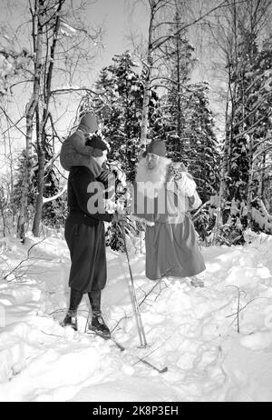 Oslo 195312. Il approche la fin de Noël. Dans quelques heures, le tapis se glissera pour la grande fête, avec l'arbre de Noël comme centre fédérateur. Ici, nous voyons le père et les enfants skier dans les champs qui rencontrent le Père Noël. Photo: Sverre A. Børretzen / actuel / NTB Banque D'Images