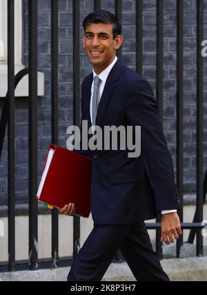 Photo du dossier datée du 25/07/19 du secrétaire en chef du Trésor, Rishi Sunak, arrivant pour une réunion du Cabinet au 10 Downing Street, Londres. On a annoncé aujourd'hui que Rishi Sunak est le nouveau chef du parti conservateur et qu'il deviendra le prochain premier ministre. Date de publication : lundi 24 octobre 2022. Banque D'Images