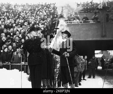 Oslo 19520215 les Jeux Olympiques d'hiver à Oslo: L'ancien vétéran du disque Lauritz Bergendahl remet la torche Olympia à Eigil Nansen lors de la cérémonie d'ouverture des Jeux Olympiques Bislett Stadion 1952. Photo: NTB / NTB Banque D'Images