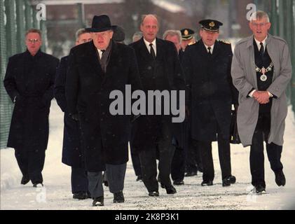 Oslo 199410 : visite d'État de la Finlande en Norvège. Le Président Martti Ahtisaari et Mme Eeva ont effectué une visite officielle en Norvège. La visite d'État a été en partie ajoutée à Oslo et en partie à Tromsø. Photo: Le Président Martti Ahtisaari et le Roi Harald ont fait une visite dans une tempête étonnante à l'Université de Tromsø jeudi. À h. Découvrez le directeur de l'université de Tromsø, Ole Danbolt Mjøs. Photo: Calle Törnström Banque D'Images