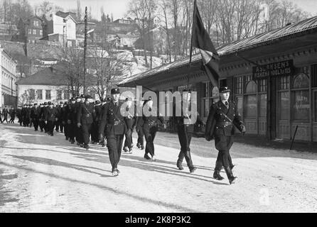 WW2 Skien 19420307 NS à Skien, Vidkun Quisling présent à la convention. Ici, les gens de la Nouvelle-Écosse défilent devant le commerce du poisson d'Aslaksen. Photo: Kihle / NTB *** photo non traitée ***** Banque D'Images