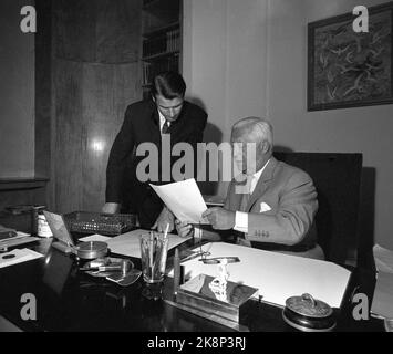 Oslo 196306. L'auteur Finn Alnæs a remporté le prix norvégien dans le concours de la Roumanie nordique. Il est accueilli au bureau du directeur de publication Harald Grieg (t.H.) à Gyldendal Norsk Forlag. Photo Ivar Aaserud / courant / NTB Banque D'Images