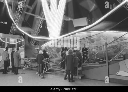 Oslo 19620331. Safe Spring Tivoli est venu en ville. Voici une file de jeunes pour tomber à la roue de Paris avec les paniers de balançoires entre le ciel et Youngstorget. Photo: Bob Robinson Current / NTB Banque D'Images