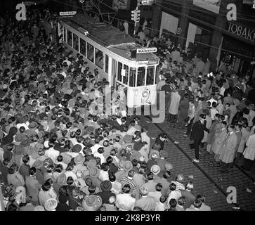 Oslo 19551003. Les élections municipales 1955. Beaucoup de gens suivent le compte sur les affiches dans la nuit Akersgaten jusqu'à 4 octobre. La foule est tellement grande que le tram des scies a du mal à traverser la foule. Photo: NTB / NTB Banque D'Images