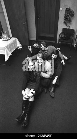 Oslo sur 13 mars 1971. Conférence de presse chat-noir, où de jeunes chanteurs joueront devant le "nouveau film marin" pendant une semaine. Ici de l'avant, Hege Tunaal, Finn Kalvik, Lillebjørn Nilsen, Øystein Sunde et Ole Pas. Photo; Aage Storløkkenn / actuel / NTB Banque D'Images