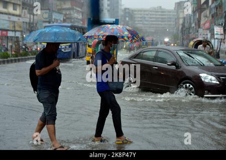 Dhaka. 24th octobre 2022. Les gens marchent dans une rue à eau dans la capitale du Bangladesh Dhaka, le 24 octobre 2022. La plupart des régions du Bangladesh sont témoins de vents violents et de fortes pluies au-dessus du cyclone Sitrang qui se dirige vers la vaste côte du pays d'Asie du Sud. Credit: Xinhua/Alay Live News Banque D'Images