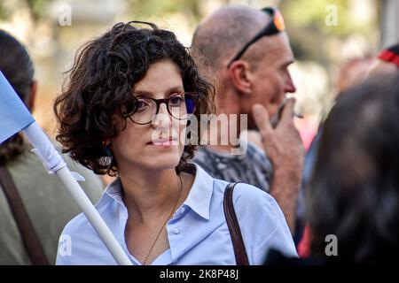 Marseille, France. 22nd octobre 2022. Kalila Sevin du parti d'extrême gauche la France Insoumise (LFI) vu pendant la manifestation. À l'initiative de l'Union départementale de la Confédération générale du travail des Bouches-du-Rhône (UD CGT 13) et avec de nombreuses autres organisations politiques, les gens ont manifesté contre le coût élevé de la vie et l'augmentation des salaires, des pensions de retraite et des minima sociaux. Crédit : SOPA Images Limited/Alamy Live News Banque D'Images