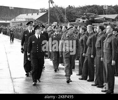 Stavanger à l'automne 1945. Visite du prince héritier : le prince héritier Olav inspecte les soldats. Photo: Kjell Lynau / NTB Banque D'Images