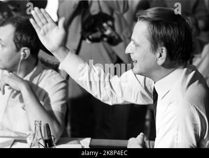 Stockholm 19700827 Palme grèves. Conférence de presse avec le Premier ministre Olof Palme, où il joue un rôle dramatique dans les affaires suédoises en annonçant un arrêt des prix. Palme a l'avis, et il va à l'encontre des élections sur 20 septembre. Palme ne sort pas de la voie pour un nouveau combat, il est si loin d'être juste un analyste intellectuel cool. Photo: Par Ervik / actuel / NTB Banque D'Images