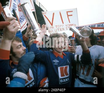 Oslo, 19801026. Finale de la coupe 1980. Lillestrøm - Vålerenga (1-4). Stade Ullevaal. La photo: Vålerenga applaudisse à la victoire sur 26 octobre 1980. Voici Terje Olsen et Tom Jacobsen avec le trophée de la coupe. /Trophées/ photo: Erik Thorberg / NTB / NTB Banque D'Images