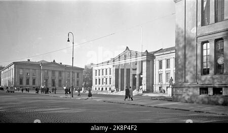 Oslo 19440408 la vie quotidienne à Oslo pendant la Seconde Guerre mondiale University Square, Aula OGT de l'université. Le bâtiment urbain, où la montre montre montre 14,25, sur 8 avril 1944. Photo: NTB Banque D'Images