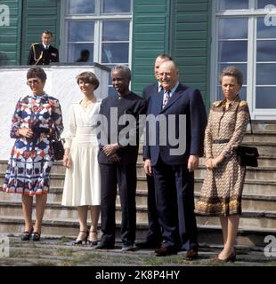 Skaugum 19760428. Le Président de la Tanzanie Julius Nyerere en visite en Norvège. Ici, le président tanzanien se présente lors de la visite à Skaugum avec la famille royale. De gauche à droite la princesse Astrid, la princesse Sonja, le président Julius Nyerere, le roi Olav, le prince héritier Harald (retour) et la princesse Ragnhild. Photo: NTB / NTB Banque D'Images