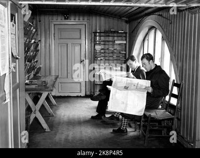 Oslo 1953; le rapport donne un aperçu de la bataille de l'église autour de la faculté privée de l'université de l'église avec le prédicateur de soufre et le professeur Dr. Philos. OLE Hallesby à l'avant-garde de l'évêque libéral Dr. Theol. Kristian Schjelderup. Les photos proviennent de la Faculté de l'Église de Saint-Olavsgate 29. Ces étudiants diligent restent également à jour sur les choses plus mondaines ... Photo ; actuelle / NTB Banque D'Images