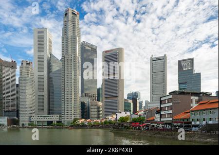 Singapour emblématique. Boat Quay pris en fin d'après-midi, avec le quartier financier de Singapour en arrière-plan. Banque D'Images