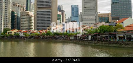 Singapour emblématique. Boat Quay pris en fin d'après-midi, avec le quartier financier de Singapour en arrière-plan. Banque D'Images