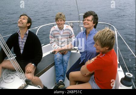 Helleskilen, Kirkøy à Østfold 1981-07: Le Premier ministre Gro Harlem Brundtland en vacances avec la famille dans la cabine de Helleskilen à Kirkøy (juste à côté de Hankø), juillet 1981. La photo: Des parties de la famille sur le voyage de voile dans le voilier 'Ingro', du nom de la mère de Gro Inga Harlem et elle-même. Du Père Arne Olav Brundtland, Ivar (15), mère Gro Harlem Brundtland et Jørgen (14). Photo: Erik Thorberg / NTB / NTB Banque D'Images