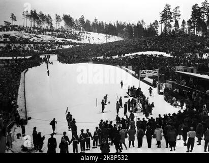 Jeux Olympiques d'hiver à Oslo en 1952 : combinés aux Jeux Olympiques de 1952. Holmenkollbakken. Ici, dans la zone cible, le fer à cheval, les spectateurs. PHOTO: NTB / NTB SPBEKEIL Banque D'Images