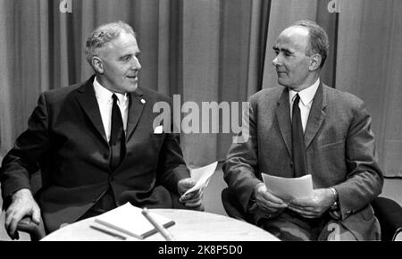 Oslo 19690907. Les élections Storting 1969. Élection Vake dans NRK télévision avec, entre autres choses. Le président du Parti travailliste, Trygve Brateli (Th), avec le Premier ministre Per Borten. Photo: NTB / NTB Banque D'Images