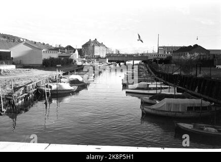 Oslo à l'été 1962. Une promenade le long de l'Akerselva de OS à OS. Ici, la rivière est presque au bout de la route - elle flotte sous le pont ferroviaire et dans le fjord. Photo: Aage Storløkken / actuel / NTB. Banque D'Images