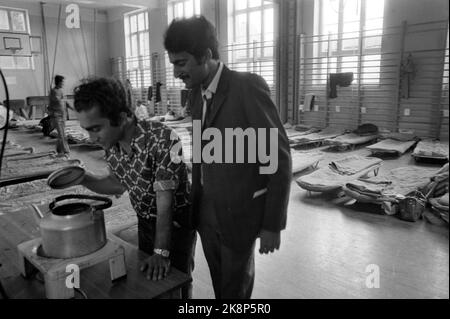 Oslo juillet 1971 de jeunes gens du Pakistan sont venus en Norvège avec un visa de touriste pour travailler et faire de l'argent qu'ils ont envoyé dans leur pays d'origine. En l'absence de résidence, ils se sont vu accorder un séjour temporaire à l'école Majorstua. Voici deux des travailleurs étrangers qui cuisinent du café dans la salle de gym de l'école Majorstua. Lits de champ avec couvertures en arrière-plan... Photo: Skillestad / NTB / NTB Banque D'Images