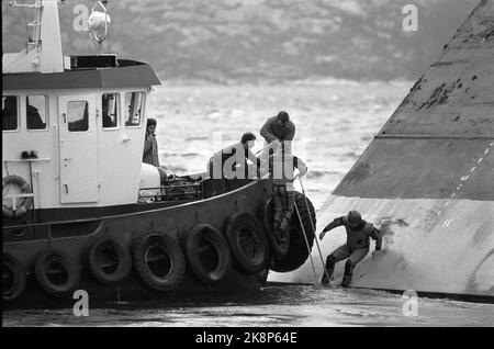 Stavanger 19851105: Le navire de ciment Concem s'est écrasé pendant les travaux sur la plate-forme Gullfaks B dans le Gandsfjord, et 10 personnes ont péri. Ici, le marché du ciment renversé. Des navires avec des plongeurs sont à la recherche de ceux tués. Photo: Jens O. Kvale / NTB / NTB Banque D'Images