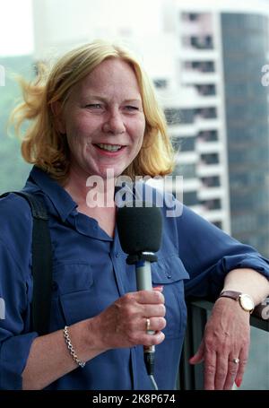 Hong Kong 199504. Anne Grosvold, correspondante ​​foreign de NRK en Asie, à Hong Kong, avec un microphone. Photo Jan Greve / NTB Banque D'Images