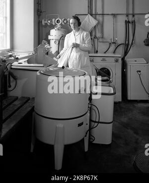 Oslo 19540306. Les activités expérimentales de l'État à Hustell ont depuis plusieurs années fait l'objet d'enquêtes sur les machines à laver, les machines à usage ménager et divers aliments. Helga Kringlebotin Emanuelsen, enseignante de maison, dirige les échantillons de lave-linge qu'elle a participé à l'évaluation de 20 types différents. Photo: Sverre A. Børretzen / NTB Banque D'Images