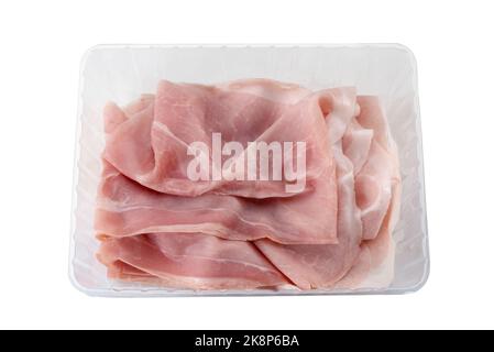 Tranches de jambon dans un plateau alimentaire en plastique pour la vente isolé sur un chemin de coupure blanc Banque D'Images