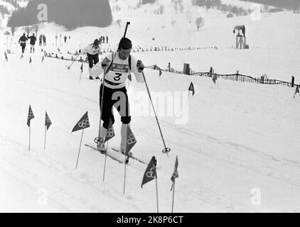 Grenoble, France Jeux Olympiques d'hiver 196802 à Grenoble. Biathlon. Magnar Solberg prend l'or à 20 kilomètres. Ici en action dans le sentier photo: Actuel / NTB Banque D'Images