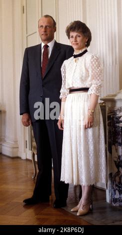 Asker 1983-05: Le couple du Prince héritier à Skaugum. Le couple du prince héritier norvégien, le prince héritier Harald et la princesse Sonja, ont photographié ensemble à Skaugum sur 19 mai 1983. (Crown Princess dans une robe blanche avec dentelle. Autour du cou et ruban de velours noir de vie.) Photo: Bjørn Sigurdsøn Banque D'Images