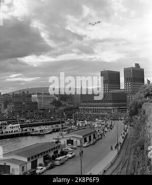 Oslo 19620603 Norsk FLYINGS l'anniversaire de VN50th a été marqué par un certain nombre d'événements, dont Un vol au-dessus d'Oslo, qui a attiré beaucoup de gens. Voici un aperçu de la place de l'hôtel de ville, où une grande foule suit les avions qui volent en formation au-dessus de la ville. Photo: NTB / NTB Banque D'Images