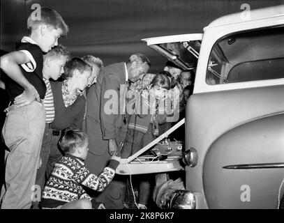 Hokksund 19590709 Norwegian National Broadcasting NRK à l'œuvre sur le terrain. Le reporter Norland a eu un groupe de tziganes / Roumains à Hokksund pour chanter des spectacles tziganes dans le microphone. Les enfants sont autorisés à écouter les enregistrements d'un magnétophone sur la voiture ​​reporting du NRK. Photo: Knoblauch / NTB / NTB Banque D'Images