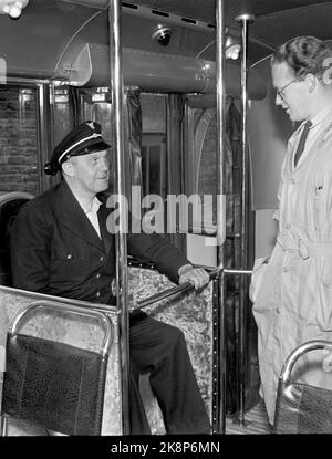 Oslo. 19470705. Trolley bus. Ils ont été construits à l'atelier météorologique de Strømmen. Ils ont marché à Oslo entre 1940 et 1968. Les barres du détecteur de puissance sur le toit du chariot, qui traîné sous les lignes électriques aériennes à 4-5 mètres au-dessus du niveau de la rue. Voici un chef de file à l'arrière du bus. Photo: NTB / NTB Banque D'Images