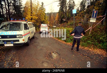 Oslo 19931011. William Nygaard, directeur de publication, a été abattu et grièvement blessé à l'extérieur de son domicile à Dagaliveien. Des enquêteurs de police sur les lieux à la suite de la tentative de meurtre. Après avoir conduit Nygaard à l'hôpital, l'ambulance a dû retourner sur les lieux pour que le personnel de l'ambulance prouve où Nygaard a été abattu. NTB archive photo Jon EEG / NTB Banque D'Images