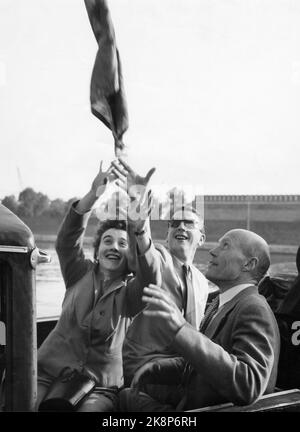 Venise 19530509. L'auteur Tarjei Vesaas a remporté le grand prix Venezia avec la collection de courts-récits 'Vindane'. Le prix Venezia est pour le meilleur travail littéraire en 1952 et est de 5 millions de lires. Les magazines hebdomadaires d'Europe occidentale ont été commandés pour souligner les livres qui représenteraient le pays en question. En Norvège, la mission est tombée sur « actuel » qui a sélectionné le livre gagnant. Ici, nous voyons un heureux gagnant Vesaas (t.H.H.) à la visite de Venise. Photo: Actuel / NTB Banque D'Images