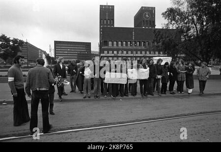 Oslo197206. La Compagnie tzigane de 65 Tsiganes apatrides, qui sont venus en Norvège de Finlande sans permis d'entrée, a été expulsée et transportée hors du pays avec des cartes de police. Les voitures tziganes étaient en si mauvais état que le compagnon a été transporté par un train spécial de NSB de Fauske à Kristiansand. À Oslo, des manifestants étaient présents lorsque le train passait devant la place de l'hôtel de ville tôt le matin, mais un grand nombre d'agents de police ont obtenu le nettoyage de la piste du port. Photo NTB / NTB Banque D'Images