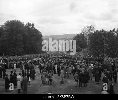 Oslo 19450607: Journées de la paix 1945 Une foule enthousiaste a accueilli la famille royale en Norvège sur 7 juin 1945. Voici une vue d'ensemble de Slottsplassen vers la porte Karl Johans montrant des milliers de personnes sur leur chemin jusqu'au château. Photo: NTB / NTB Banque D'Images