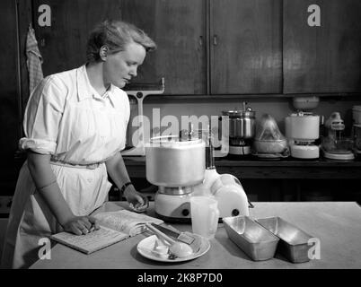 Oslo 19540306. Les activités expérimentales de l'État à Hustell ont depuis plusieurs années fait l'objet d'enquêtes sur les machines à laver, les machines à usage ménager et divers aliments. Professeur de maison Ingunn Børke tests mix maîtres. Les échantillons doivent être exacts s'il y a une évaluation juste des différents types. Photo: Sverre A. Børretzen / NTB Banque D'Images