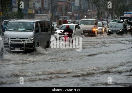 Dhaka. 24th octobre 2022. Des véhicules traversent une rue à eau dans la capitale du Bangladesh, Dhaka, le 24 octobre 2022. La plupart des régions du Bangladesh sont témoins de vents violents et de fortes pluies au-dessus du cyclone Sitrang qui se dirige vers la vaste côte du pays d'Asie du Sud. Credit: Xinhua/Alay Live News Banque D'Images